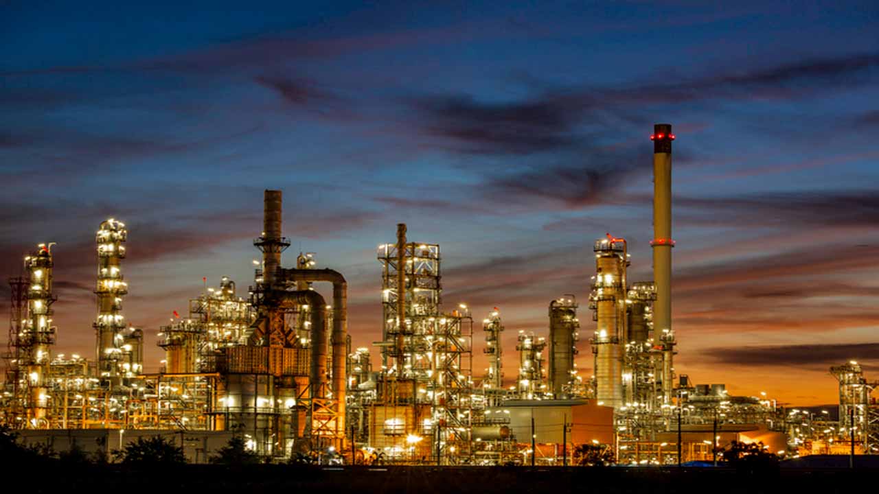 oil refinery plant depicting midstream fuel delivery